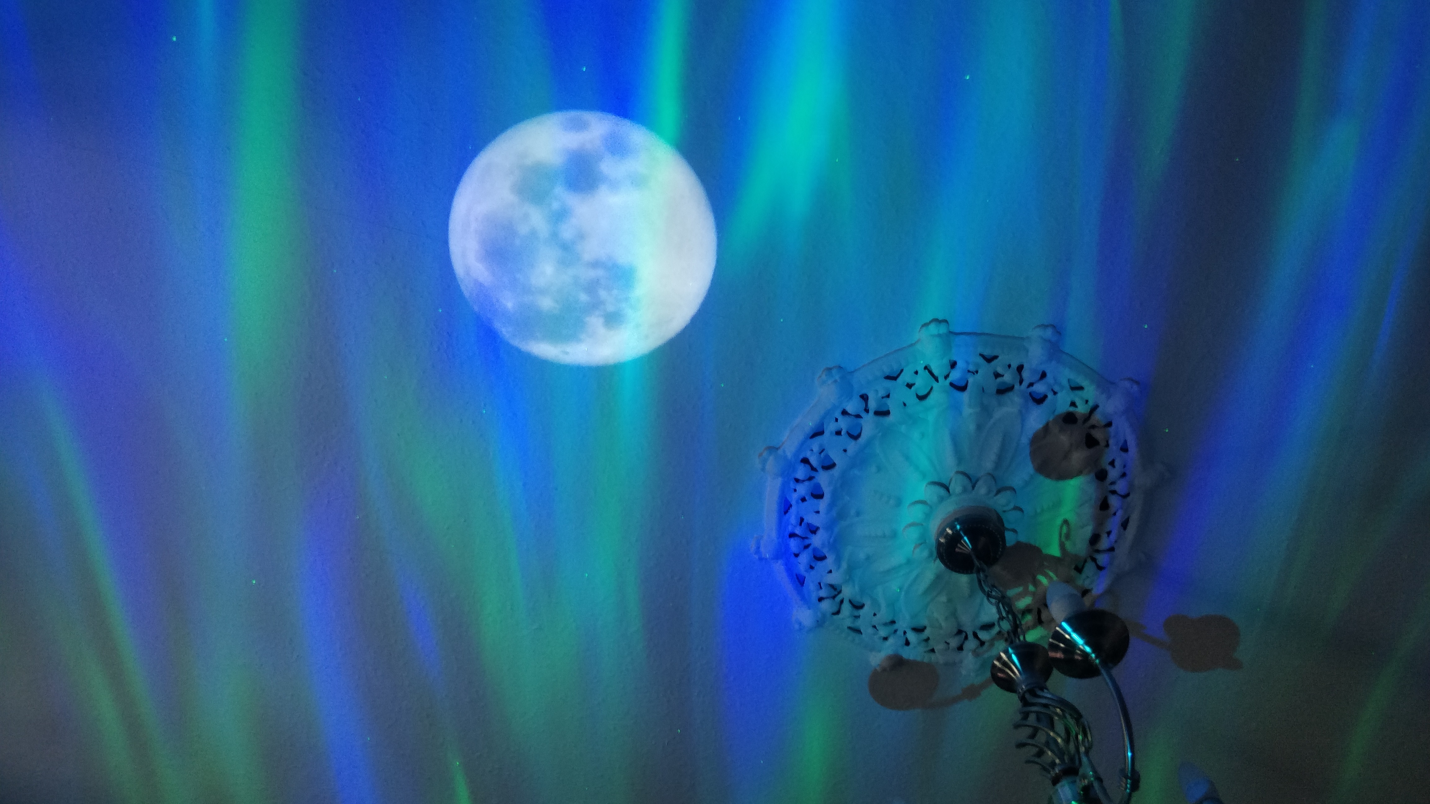 Encalife's Aurora Borealis Northern Lights Star Projector in action on the ceiling