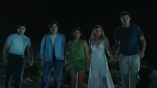 Jonah Hauer-King, Sarah Pidgeon, Chase Sui Wonders, Madelyn Cline and Tyriq Withers all looking in horror down a hill in I Know What You Did Last Summer 2025
