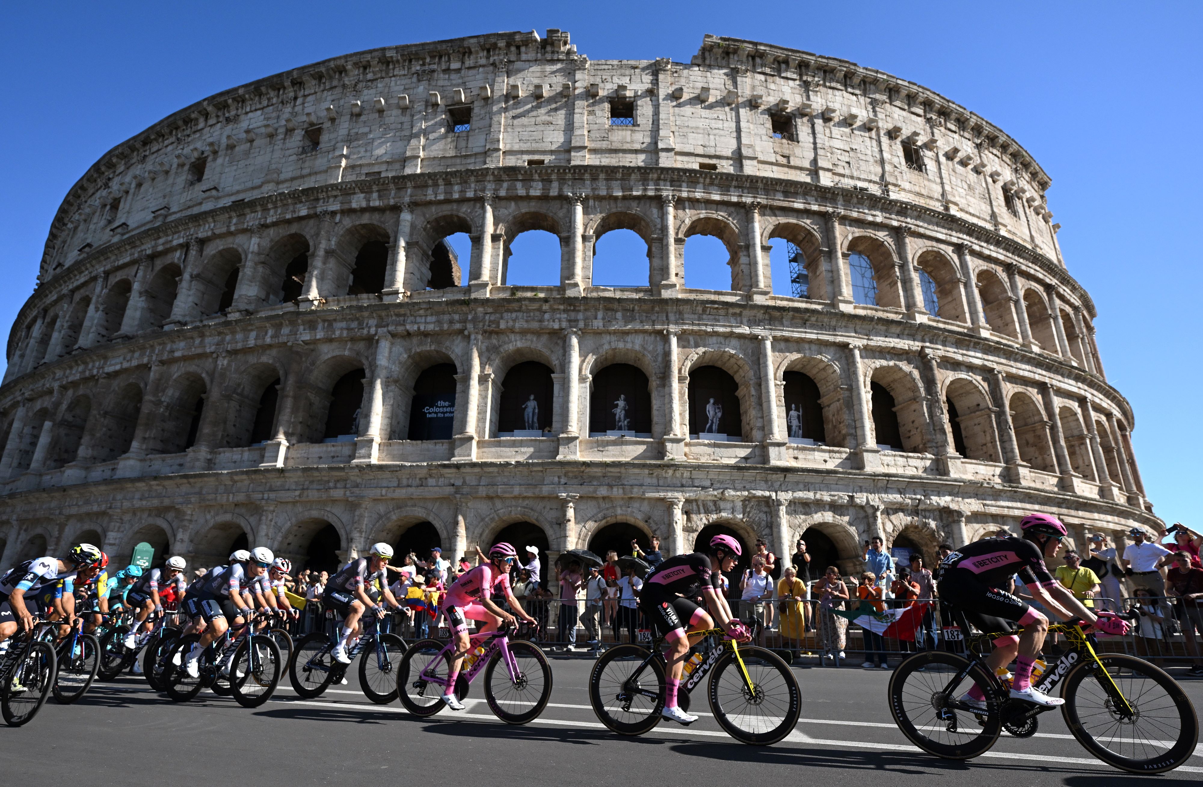 Giro d'Italia Stage 21 Live - Final stage procession into Rome with Simon Yates in pink