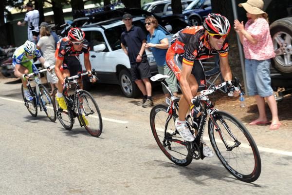 Alejandro Valverde (Caisse d'Epargne) attacks with Sanchez on his coat tails