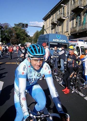 Italy's Davide Rebellin (Gerolsteiner) is relaxed on his way to the start.