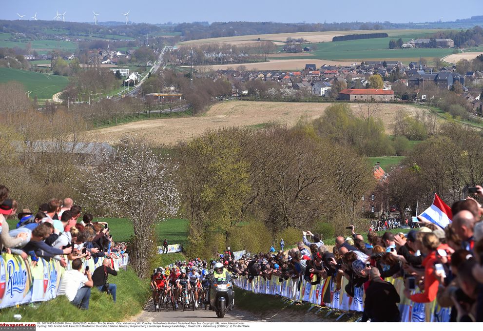 The peloton climbing during the 2015 Amstel Gold Race