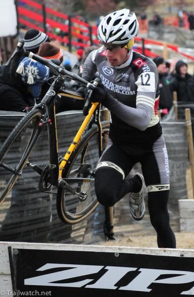 Tisten Schouten (Cyclocrossracing.com) running the barriers in the chase group