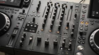 AlphaTheta DJM-V5 mixer