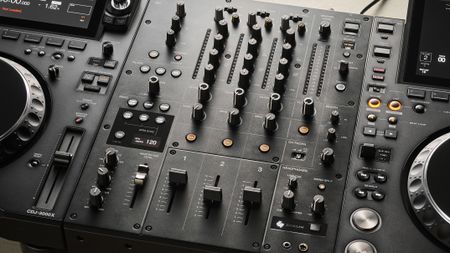 AlphaTheta DJM-V5 mixer