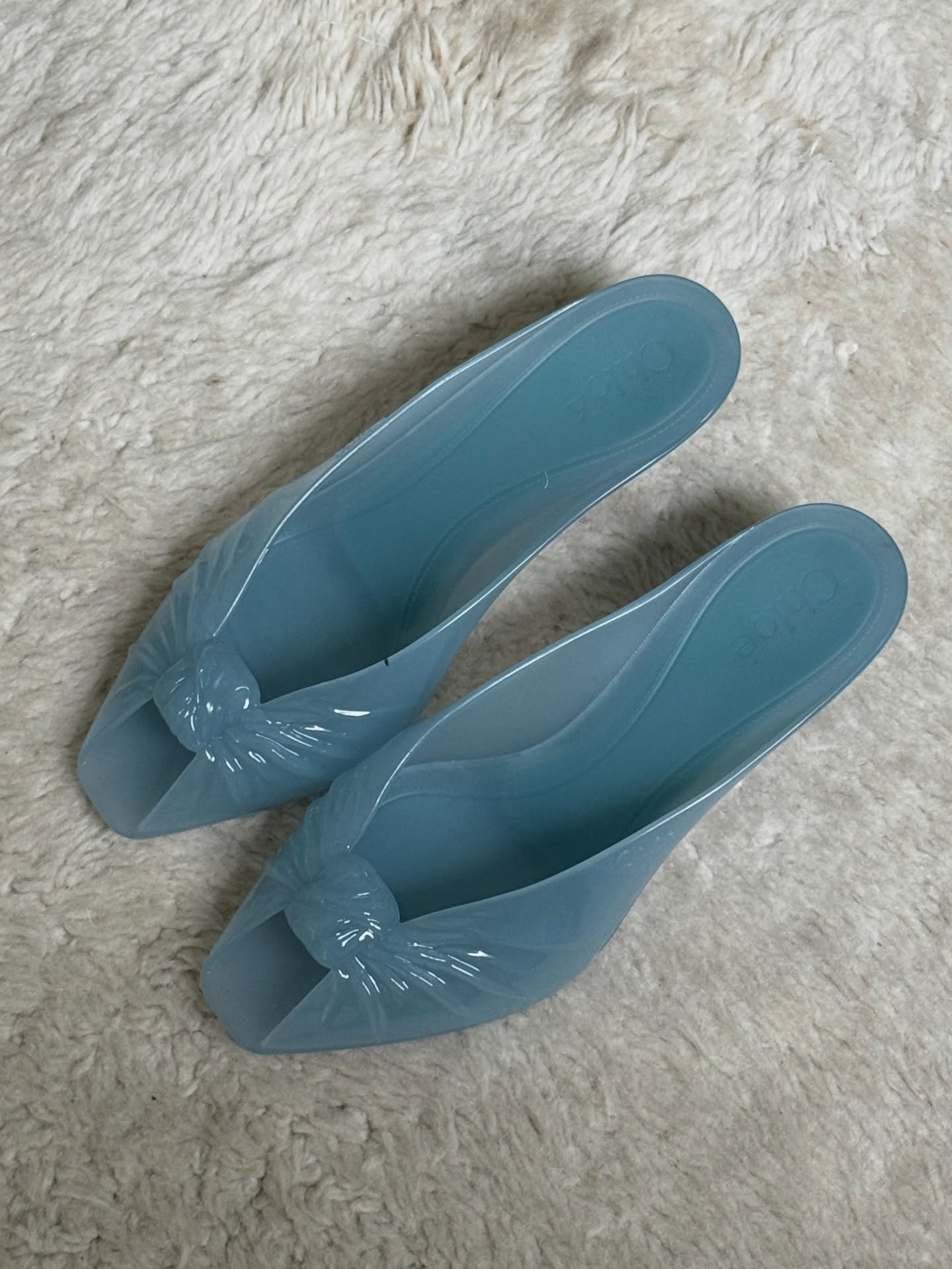 An image of @filomena_makeup wearing Chlo&amp;eacute;'s jelly mules, one of the biggest jelly shoe trends of 2026.