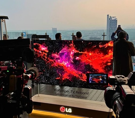 LG OLED evo W6 Wallpaper