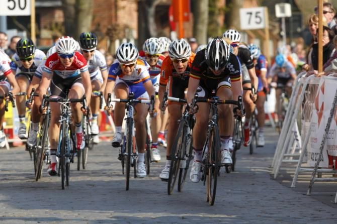 Jolien D'Hoore (Lotto Belisol Ladies) took the shortest line on the slight curve of the finishing road