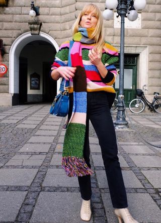 how-to-wear-a-scarf-125669-1546969621051-image