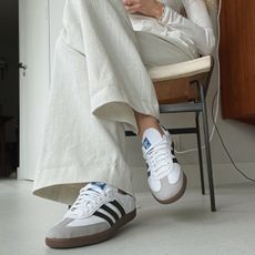 how-to-clean-white-sneakers-153414-1705659918617-square