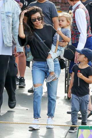 celebrities-at-disneyland-outfit-ideas-2015-160378-1524242905504-image