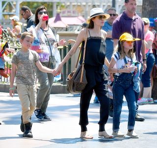 celebrities-at-disneyland-outfit-ideas-2015-160378-1524242909527-image