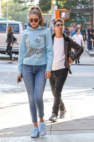 from-gigi-to-kendall-the-sneakers-celebs-loved-in-2015-1525001
