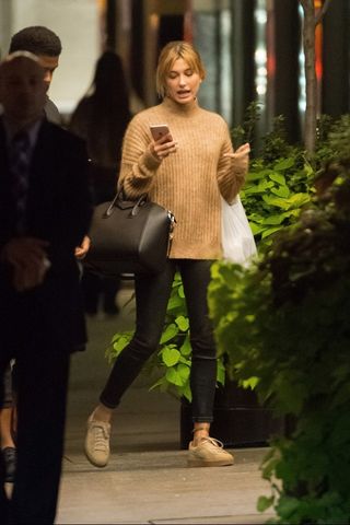 from-gigi-to-kendall-the-sneakers-celebs-loved-in-2015-1525002