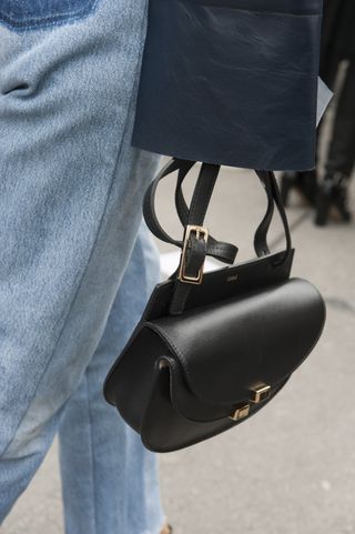 7-ways-to-reinvent-your-look-with-just-your-handbag-1600372-1450333816