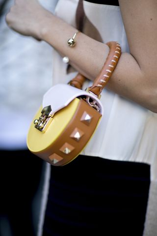 7-ways-to-reinvent-your-look-with-just-your-handbag-1600375-1450333817