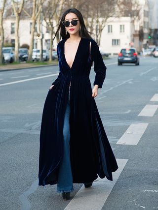 14-rule-breaking-outfits-from-the-streets-of-couture-fashion-week-1634680-1453825127