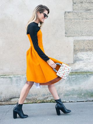 14-rule-breaking-outfits-from-the-streets-of-couture-fashion-week-1634689-1453825131