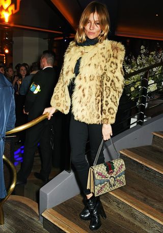 sienna-miller-has-the-gucci-bag-of-our-dreams-1639259-1454064348