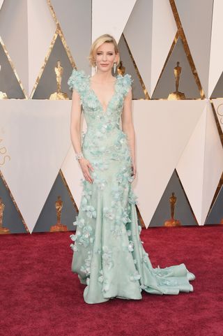 every-single-oscars-red-carpet-look-you-need-to-see-1677213-1456706526