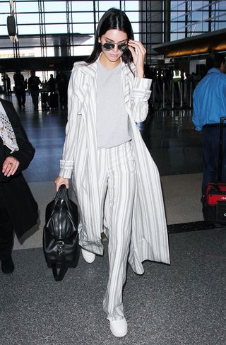 celebrity-secrets-to-looking-amazing-at-the-airport-1662131-1455757127