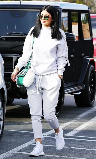 kylie-jenners-trick-for-looking-expensive-in-sweatpants-1663032-1455811762