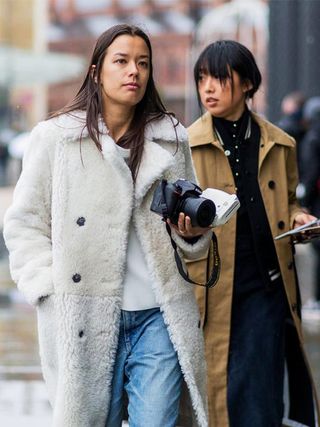 the-latest-street-style-photos-from-london-fashion-week-1666333-1456075895