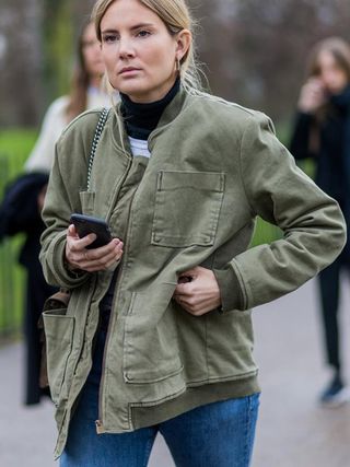 the-latest-street-style-photos-from-london-fashion-week-1669036-1456243412