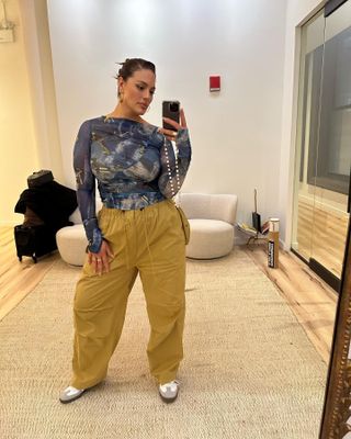 celebrity-flats-and-sneakers-outfit-ideas-185380-1681836205056-image