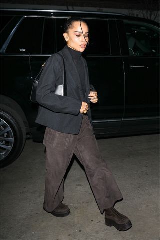 celebrity-flats-and-sneakers-outfit-ideas-185380-1681837492636-image