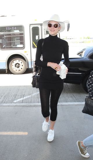 the-celebrity-outfits-that-make-leggings-look-high-end-1695138-1457910580