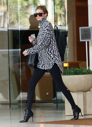 the-celebrity-outfits-that-make-leggings-look-high-end-1695139-1457910580