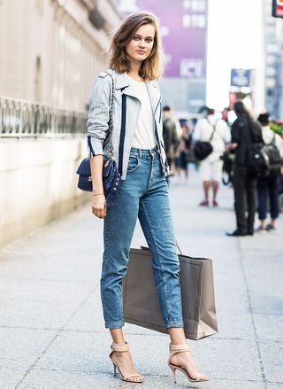 how-to-wear-jeans-and-a-t-shirt-every-single-day-1709667-1458933222