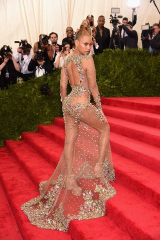 a-look-back-at-our-favourite-met-gala-looks-ever-1746552-1461655546