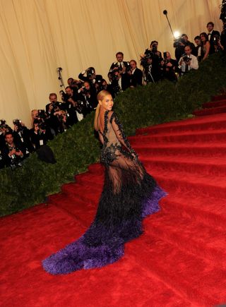 a-look-back-at-our-favourite-met-gala-looks-ever-1746553-1461655548