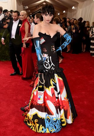 a-look-back-at-our-favourite-met-gala-looks-ever-1746563-1461656144