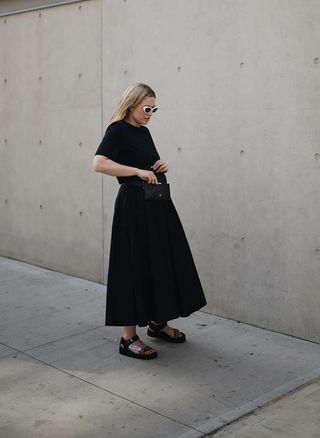 how-to-wear-black-in-summer-192707-1562081521617-image