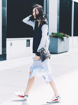 8-outfits-for-looking-super-stylish-in-sneakers-this-summer-1841056