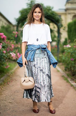 9-fashionable-ways-to-wear-a-maxi-skirt-1830941-1467989775