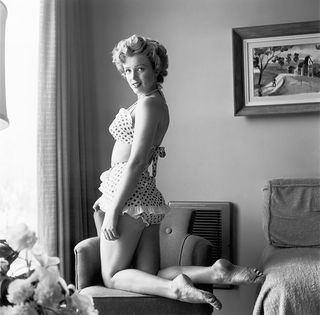 these-old-pictures-of-marilyn-monroe-in-swimsuits-are-amazing-1845302-1469197016