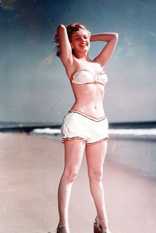 these-old-pictures-of-marilyn-monroe-in-swimsuits-are-amazing-1845303-1469197016