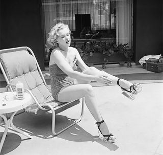 these-old-pictures-of-marilyn-monroe-in-swimsuits-are-amazing-1845308-1469197017
