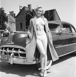 these-old-pictures-of-marilyn-monroe-in-swimsuits-are-amazing-1845309-1469197017