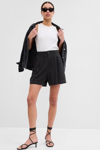 Gap + 5-Inch High Rise Pleated Linen Shorts With Washwell