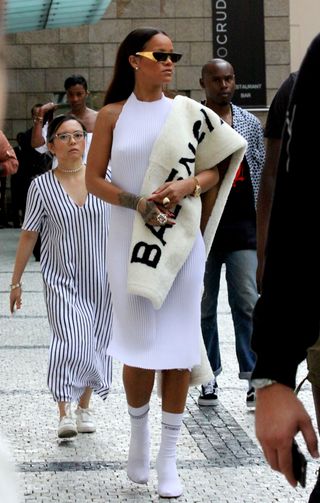 rihannas-latest-outfit-proves-shes-just-like-us-1851377-1469673101