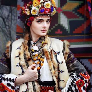 ukrainian-women-are-reviving-these-amazing-traditional-flower-crowns-1855328-1470071916