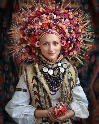 ukrainian-women-are-reviving-these-amazing-traditional-flower-crowns-1855330-1470071917
