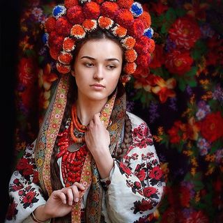 ukrainian-women-are-reviving-these-amazing-traditional-flower-crowns-1855331-1470071917