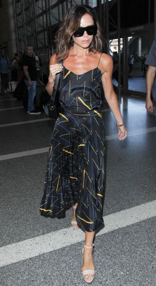 victoria-beckham-just-won-the-airport-outfit-game-1856566-1470156636