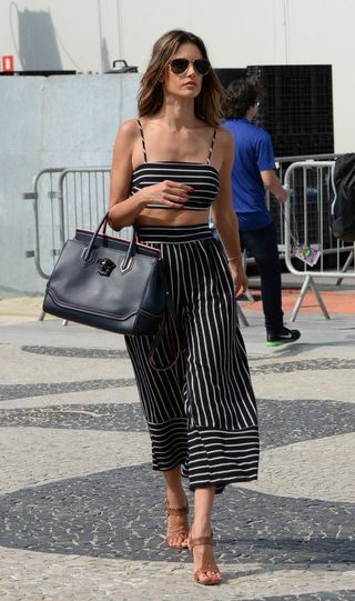 alessandra-ambrosio-has-been-wearing-these-classic-heels-every-day-1867632-1471024194
